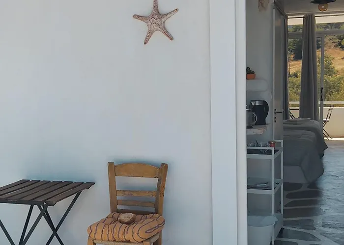 By The Sea Rooms, Avlaki