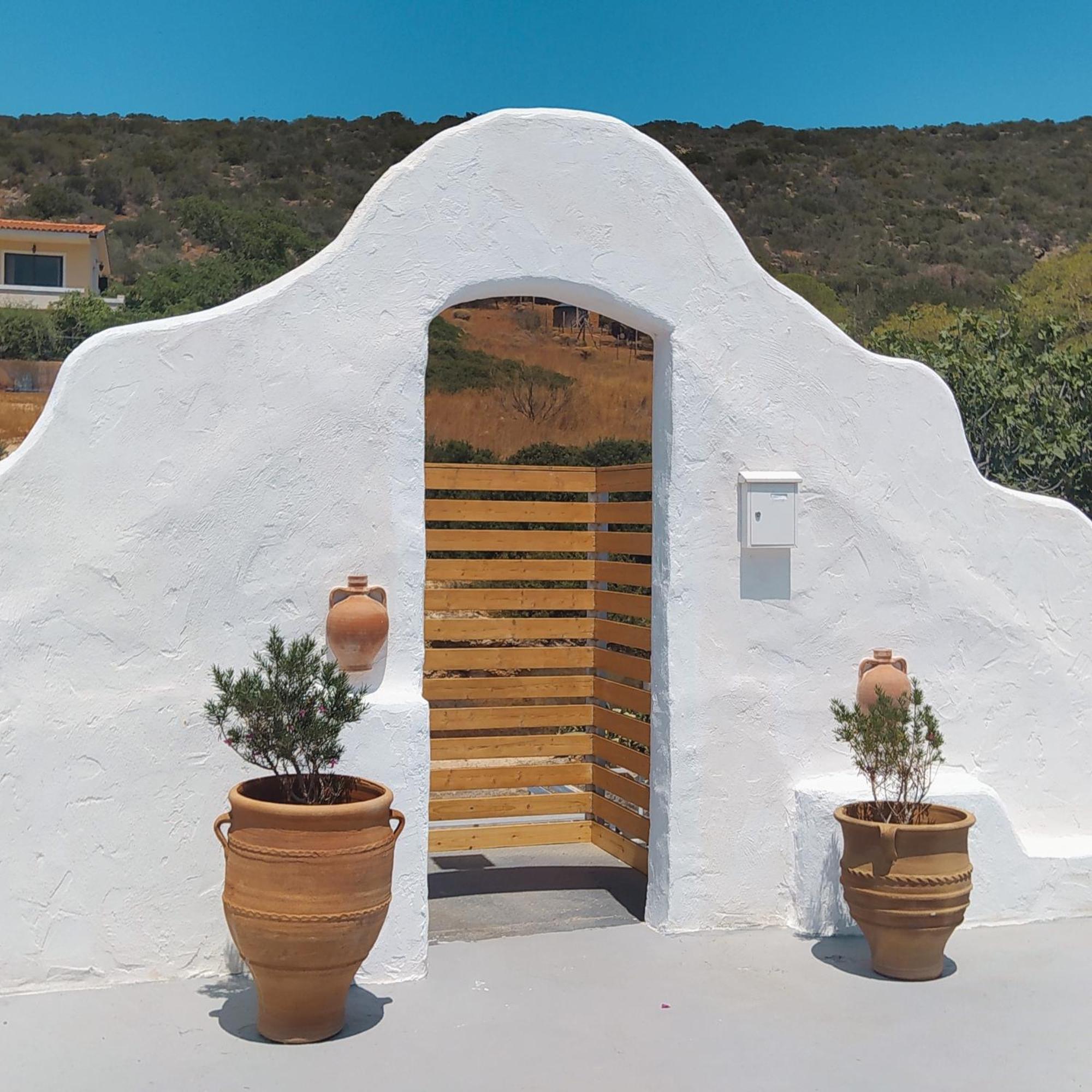 By The Sea Rooms, Avlaki *