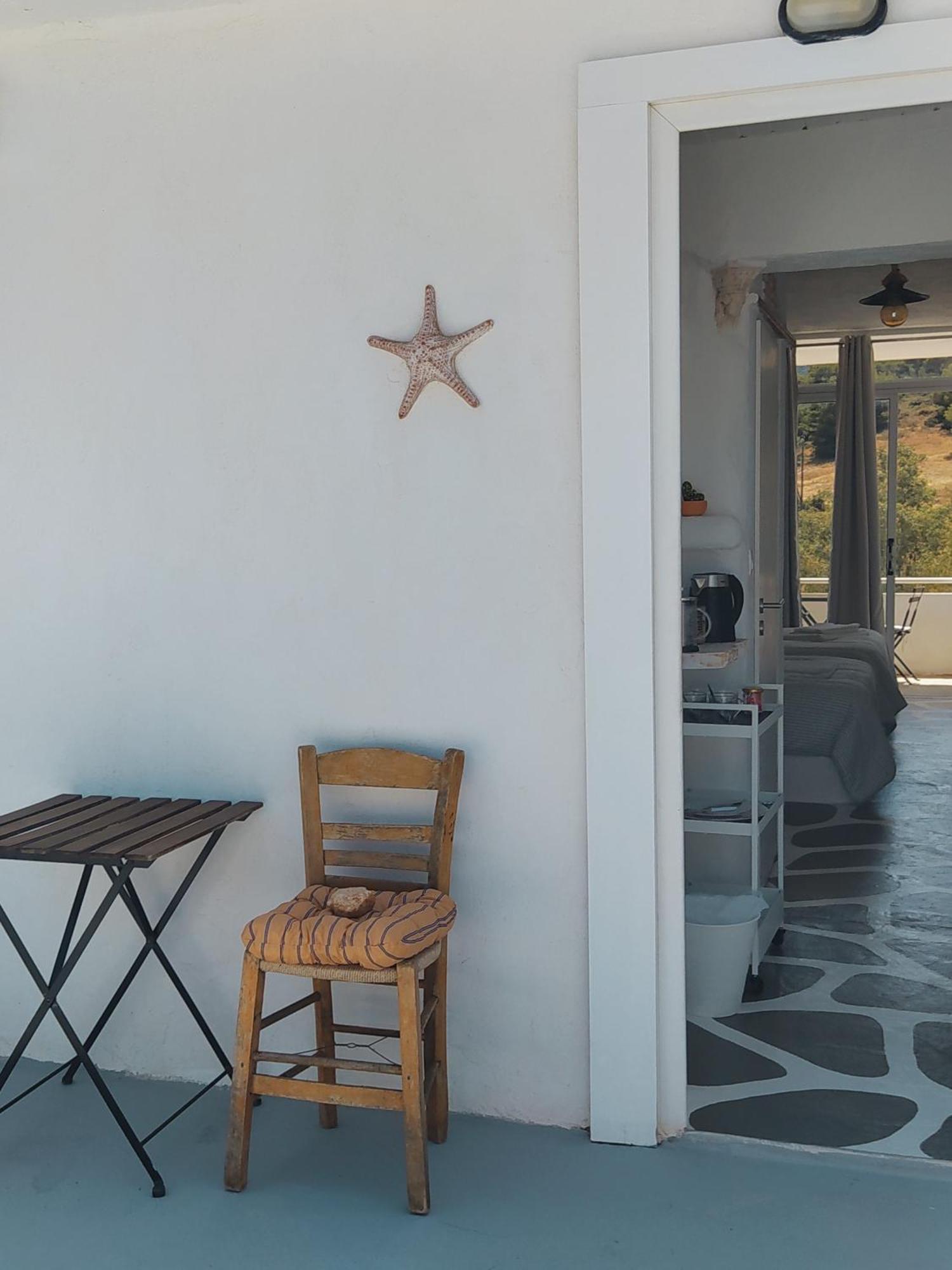 Inn By The Sea Rooms, Avlaki