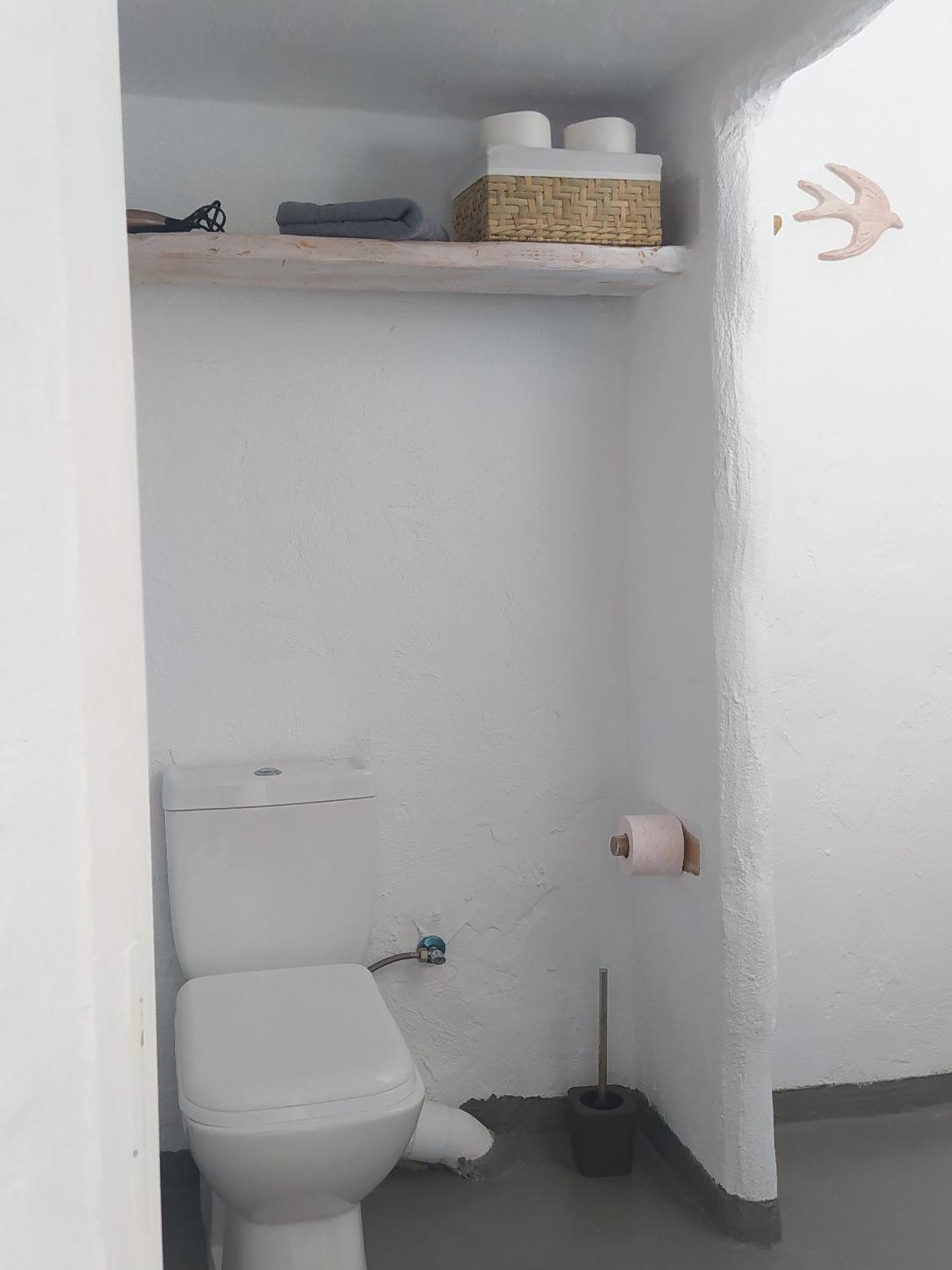 By The Sea Rooms, Avlaki