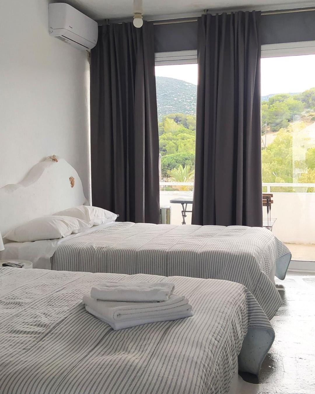 By The Sea Rooms, Avlaki *