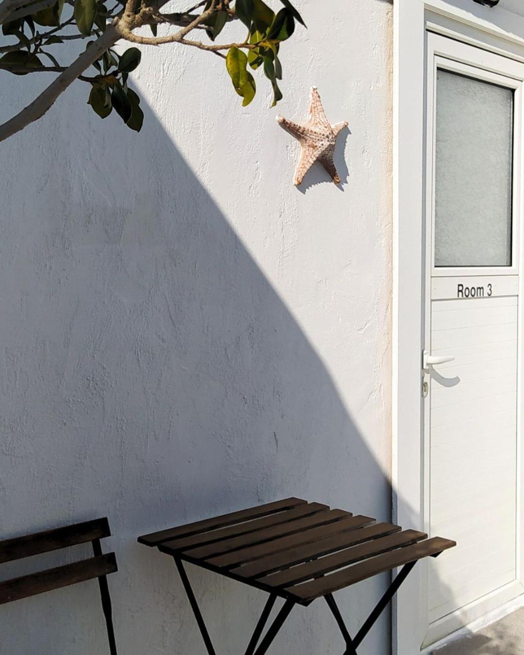 By The Sea Rooms, Avlaki